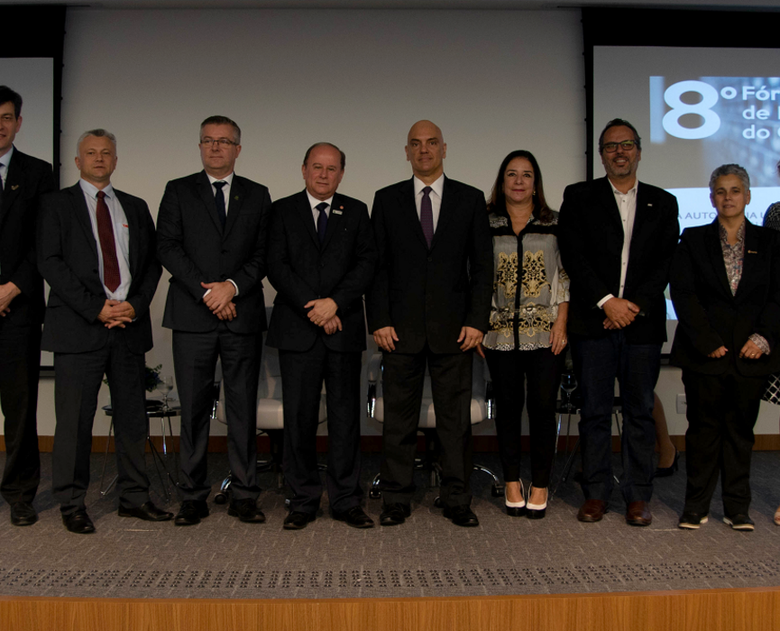 Grupo de pessoas posando para fotos