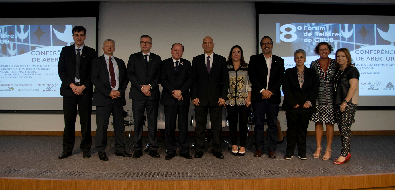 Grupo de pessoas posando para fotos