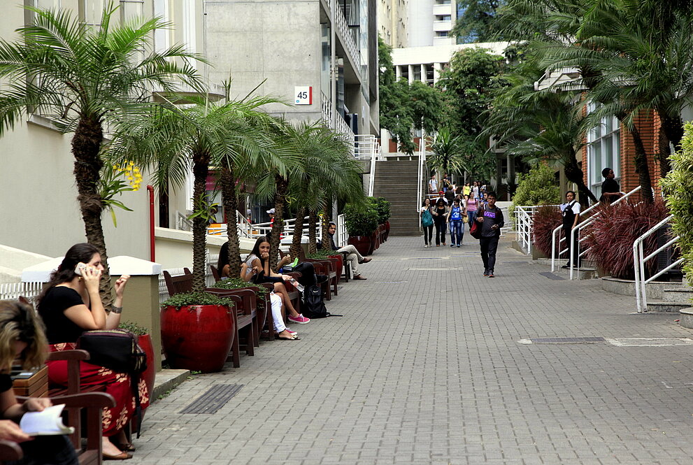 pessoas sentadas nos bancos dos corredores do campus Higienópolis