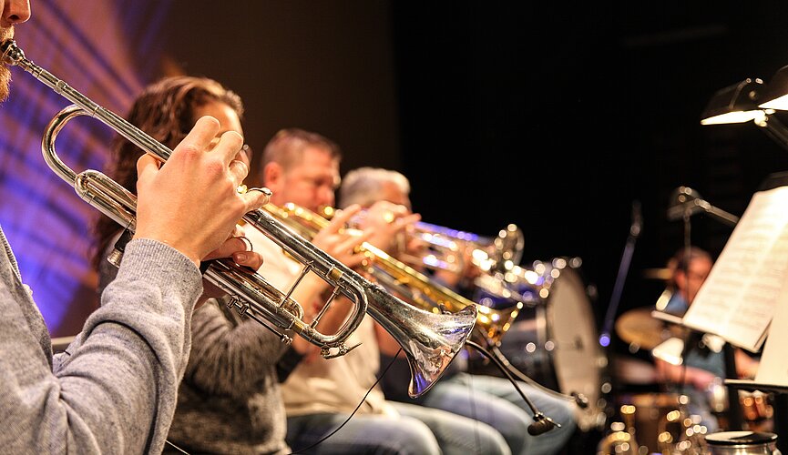 Músicos tocando saxofones