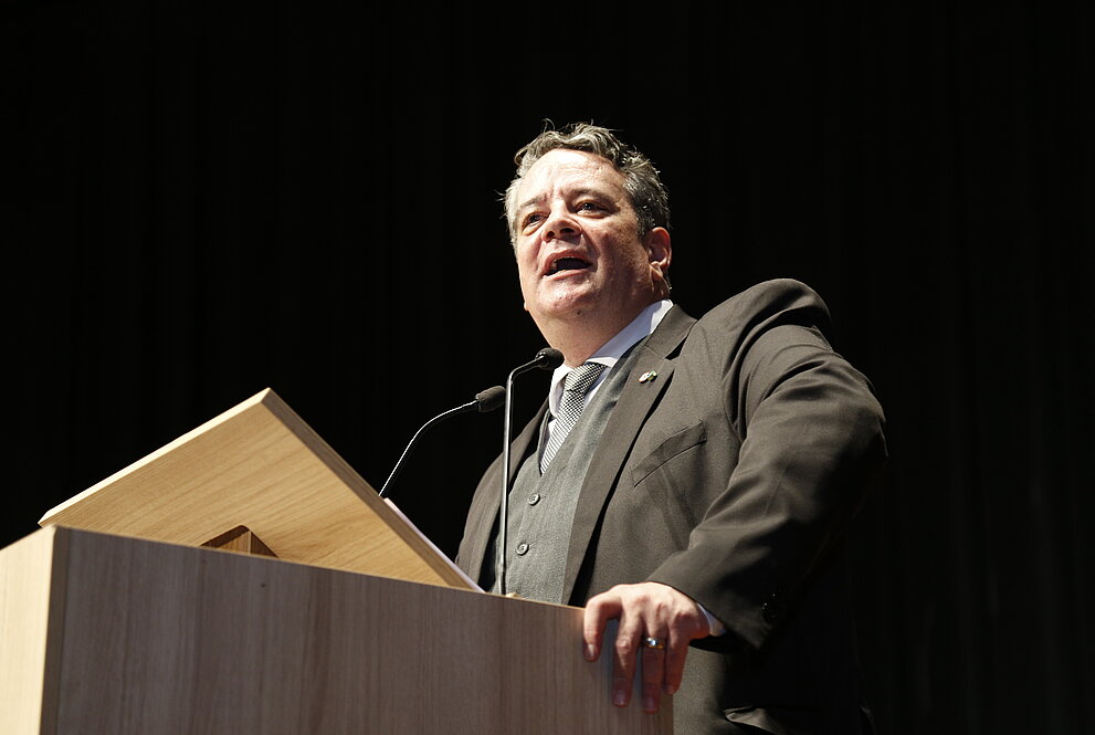 chanceler Davi durante seu discurso em frente ao púlpito