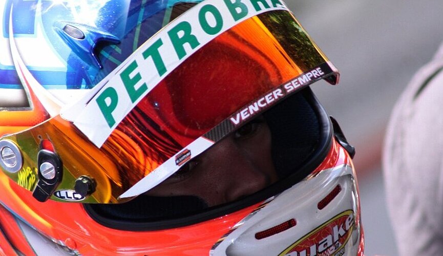 Cabeça de um dos gêmeos no capacete.