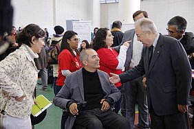 cadeirante conversa com outras pessoas