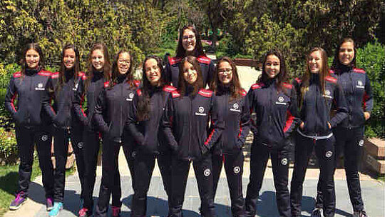 Equipe de natação feminina reunida 