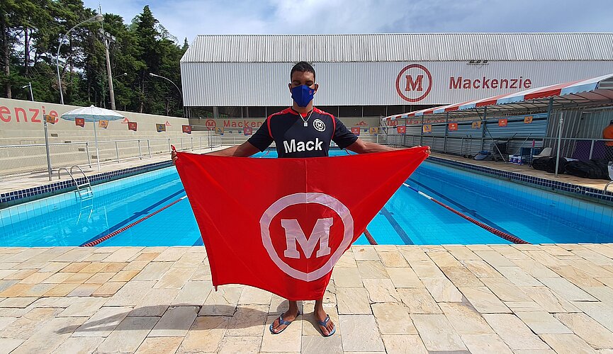 Wendell Belarmino em frente a piscina. 