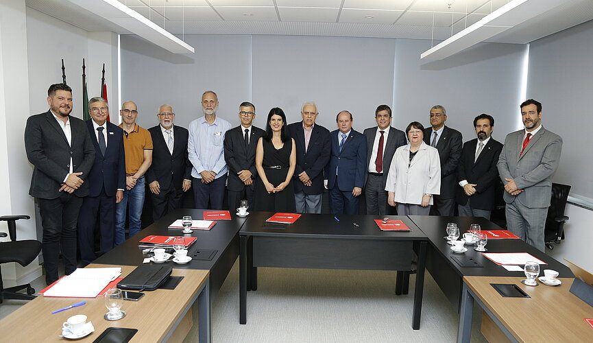 Autoridades Mackenzistas e da Santa Casa de São Paulo reunidas em sala de reunião