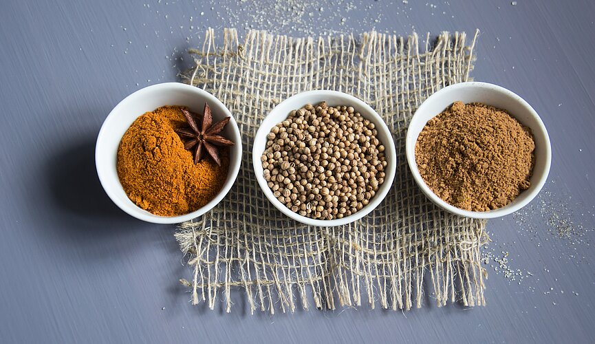 Três tipos de ingredientes espalhados em potes brancos