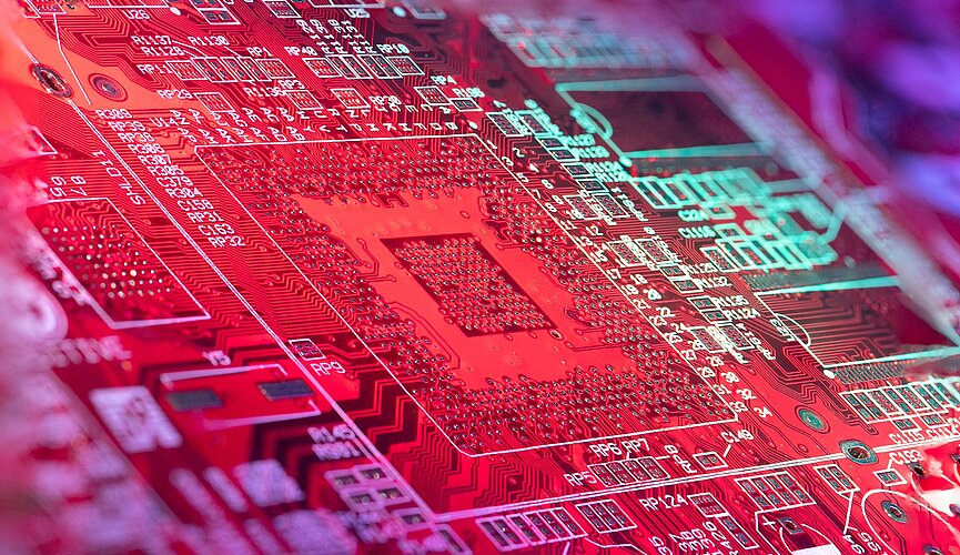 Imagem tecnológica de placa de computador, ligando à proteção de dados.