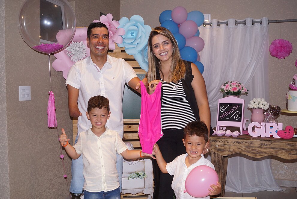 Daniel Dias com sua esposa e seus dois filhos.
