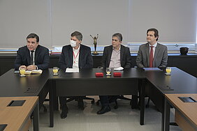 quatro homens assentados 