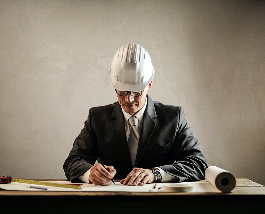 Na foto temos um arquiteto trabalhando em seu projeto 