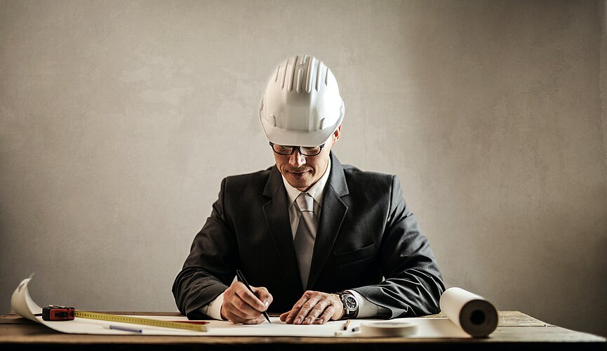 Na foto temos um arquiteto trabalhando em seu projeto 