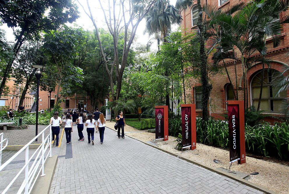 Pessoas caminhando no campus