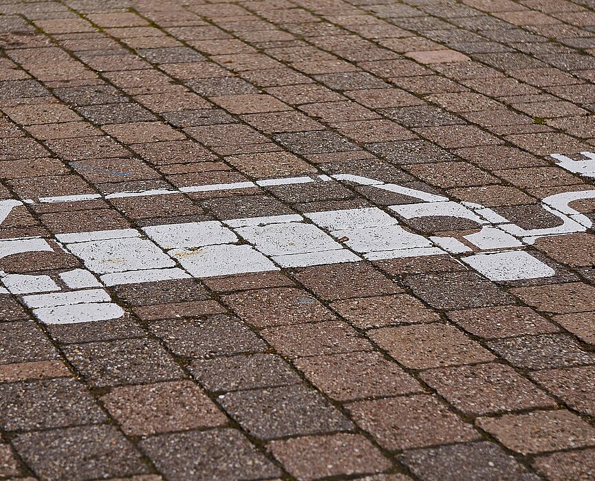 desenho de carro elétrico marcado no chão