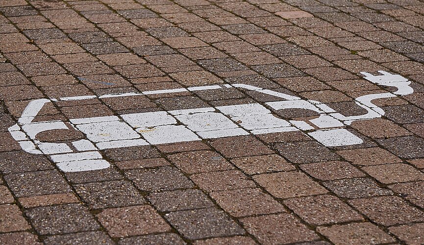 desenho de carro elétrico marcado no chão