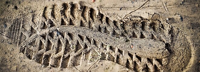 pegada de uma bota marcada na lama