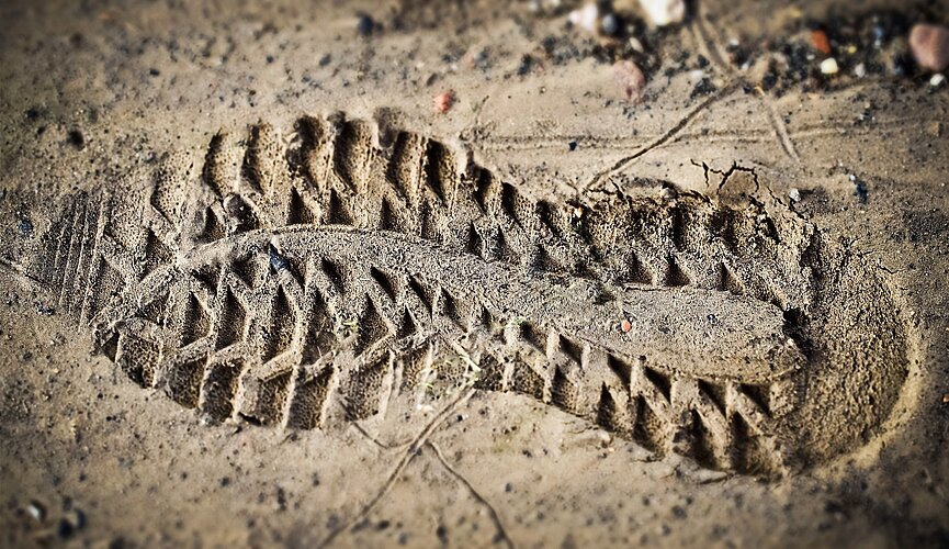 pegada de uma bota marcada na lama