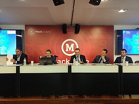 grupo pessoas sentadas, uma do lado da outra