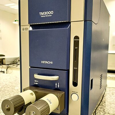 Microscópio eletrônico de varredura de bancada – HITACHI (modelo TM3000)