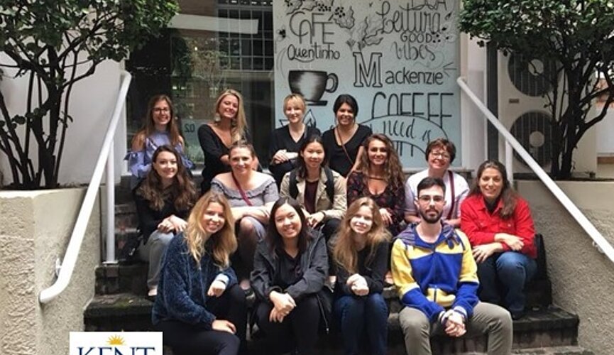 Alunos do curso de Fisioterapia em primeiro plano; Cibelle Amato (de vermelho); e Lisa Audet (no alto, à esquerda), junto aos alunos da KSU