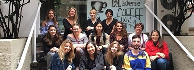 Alunos do curso de Fisioterapia em primeiro plano; Cibelle Amato (de vermelho); e Lisa Audet (no alto, à esquerda), junto aos alunos da KSU