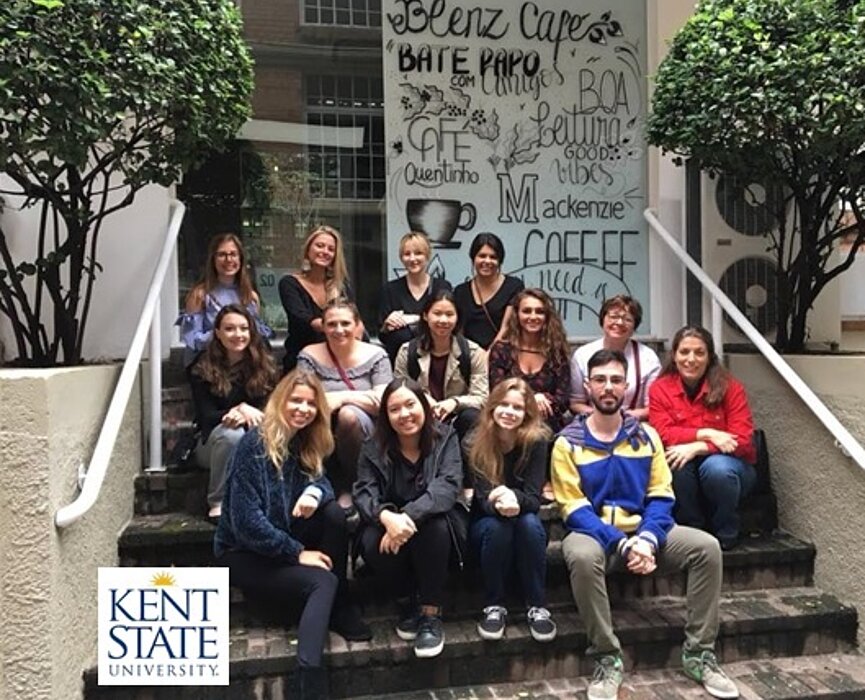 Alunos do curso de Fisioterapia em primeiro plano; Cibelle Amato (de vermelho); e Lisa Audet (no alto, à esquerda), junto aos alunos da KSU
