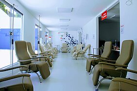 sala humanizada com poltronas para infusão de quimioterapia