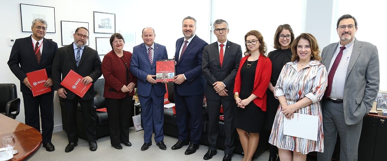 Comitiva canadense ao lado das autoridades mackenzistas