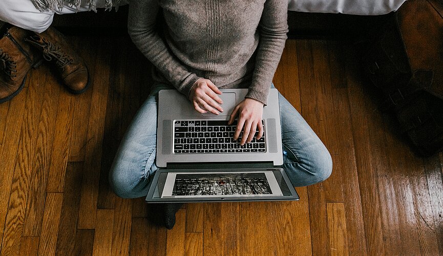 Pessoa sentada usando notebook
