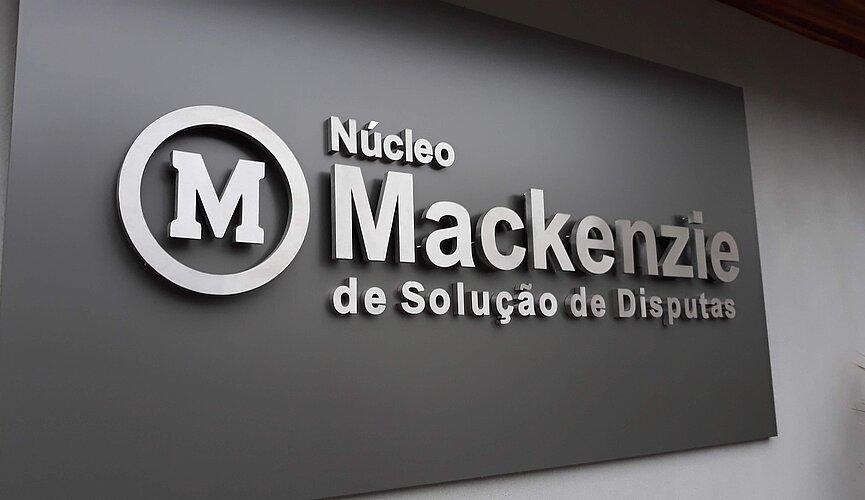 Placa em aço como o nome do Núcleo