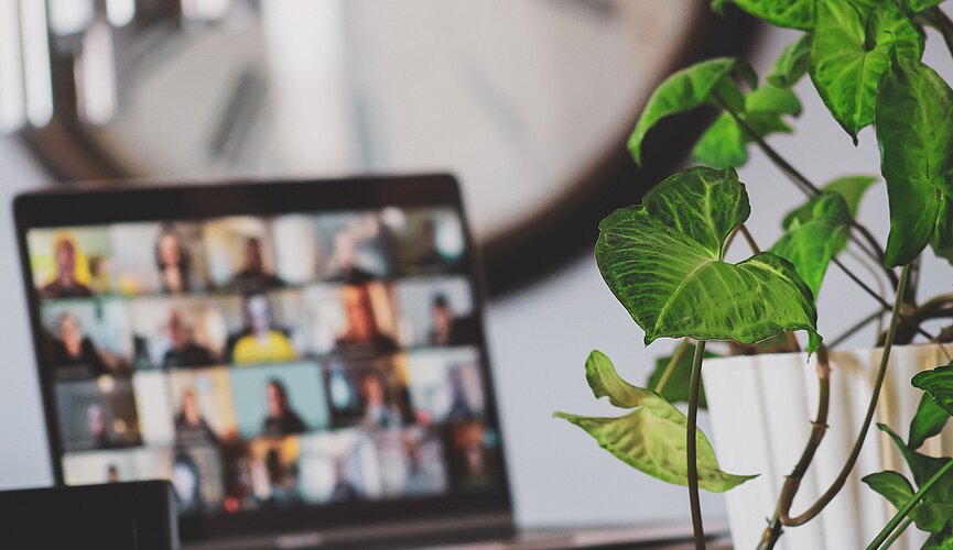 Na foto temos um notebook com a tela aberta em uma videoconferência