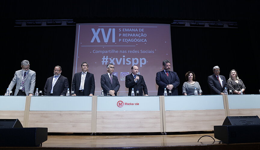 Pessoas em pé, ao lado uma da outra