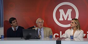 Da esquerda para a direita: Pedro Buck, Richard Roe e Regina Jorgeti. Todos sentados na mesa de apresentação.