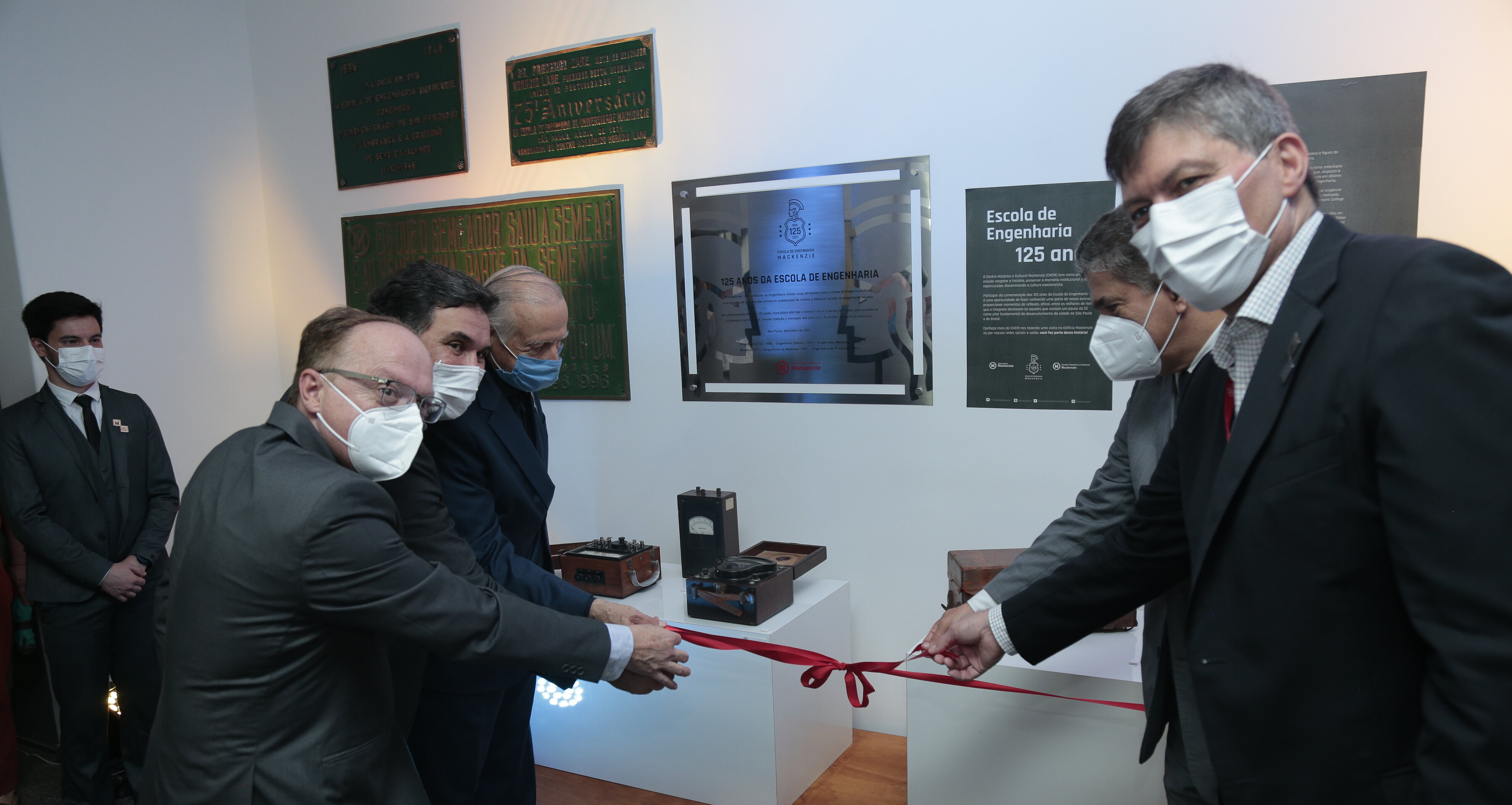 As autoridades seguram a fita para desenlaçar e inaugurar a exposição. 