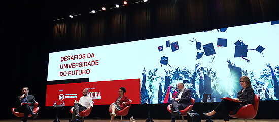 Foto tirada do palco de uma apresentação sobre "Desafios da universidade do futuro".