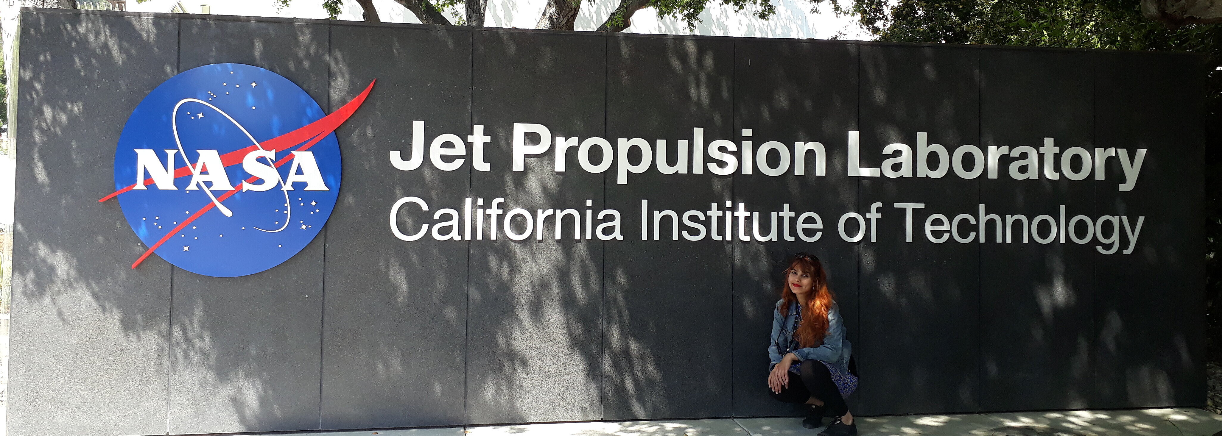 Raissa Estrela em frente a fachada da NASA