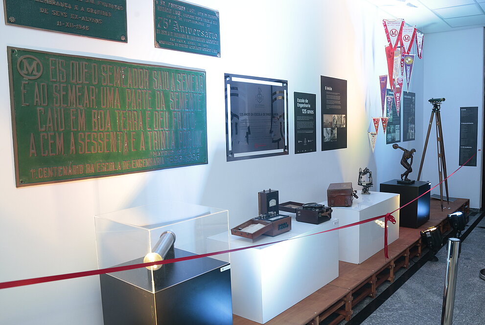 A foto mostra os itens históricos da exposição permanente do hall da engenharia e também as placas comemorativas. 