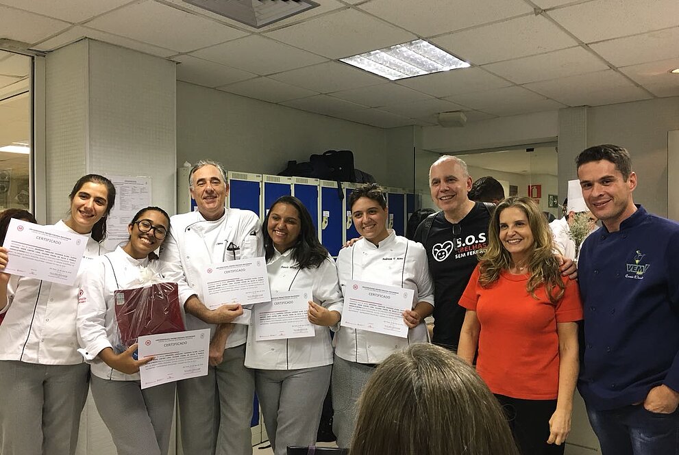 Alunos ganhadores do concurso com os jurados e professores.