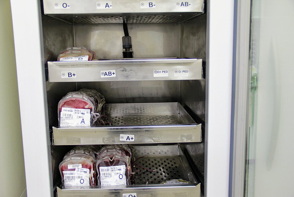 Refrigerador de armazenamento de bolsas de sangue