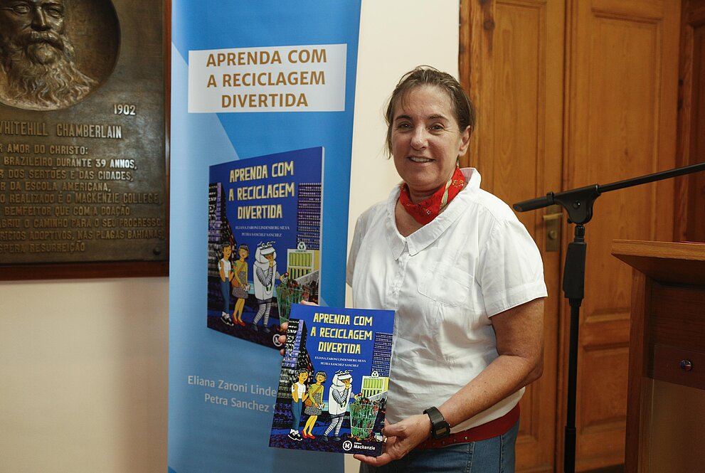 Professora e autora do livro: Eliana Zaroni Lindenberg Silva