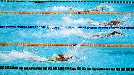 Atletas nadando em competição