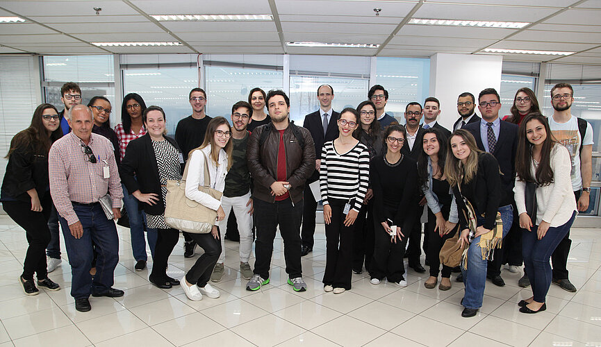 Pessoas reunidas posando posando para foto no saguão do Tribunal