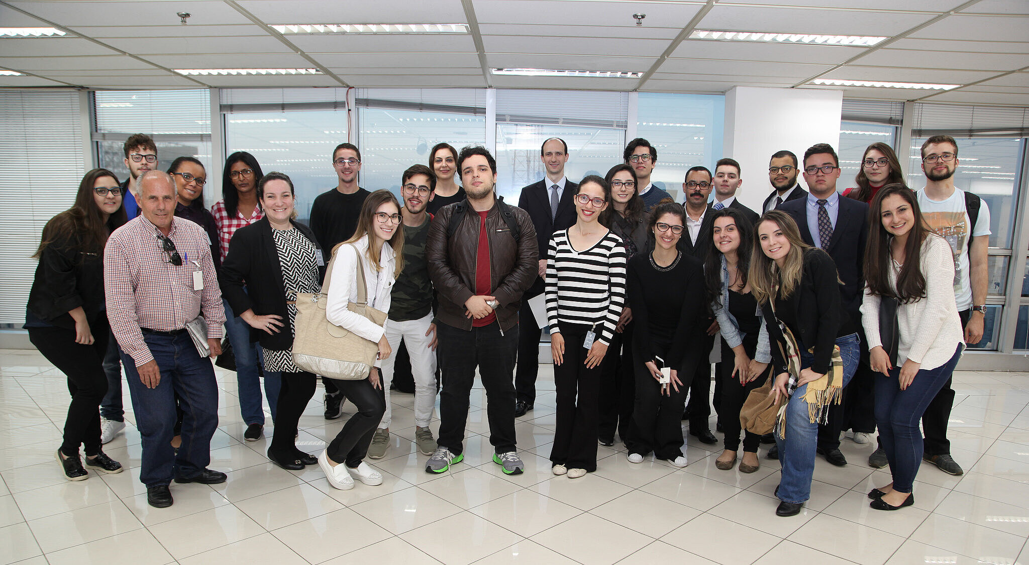 Pessoas reunidas posando posando para foto no saguão do Tribunal