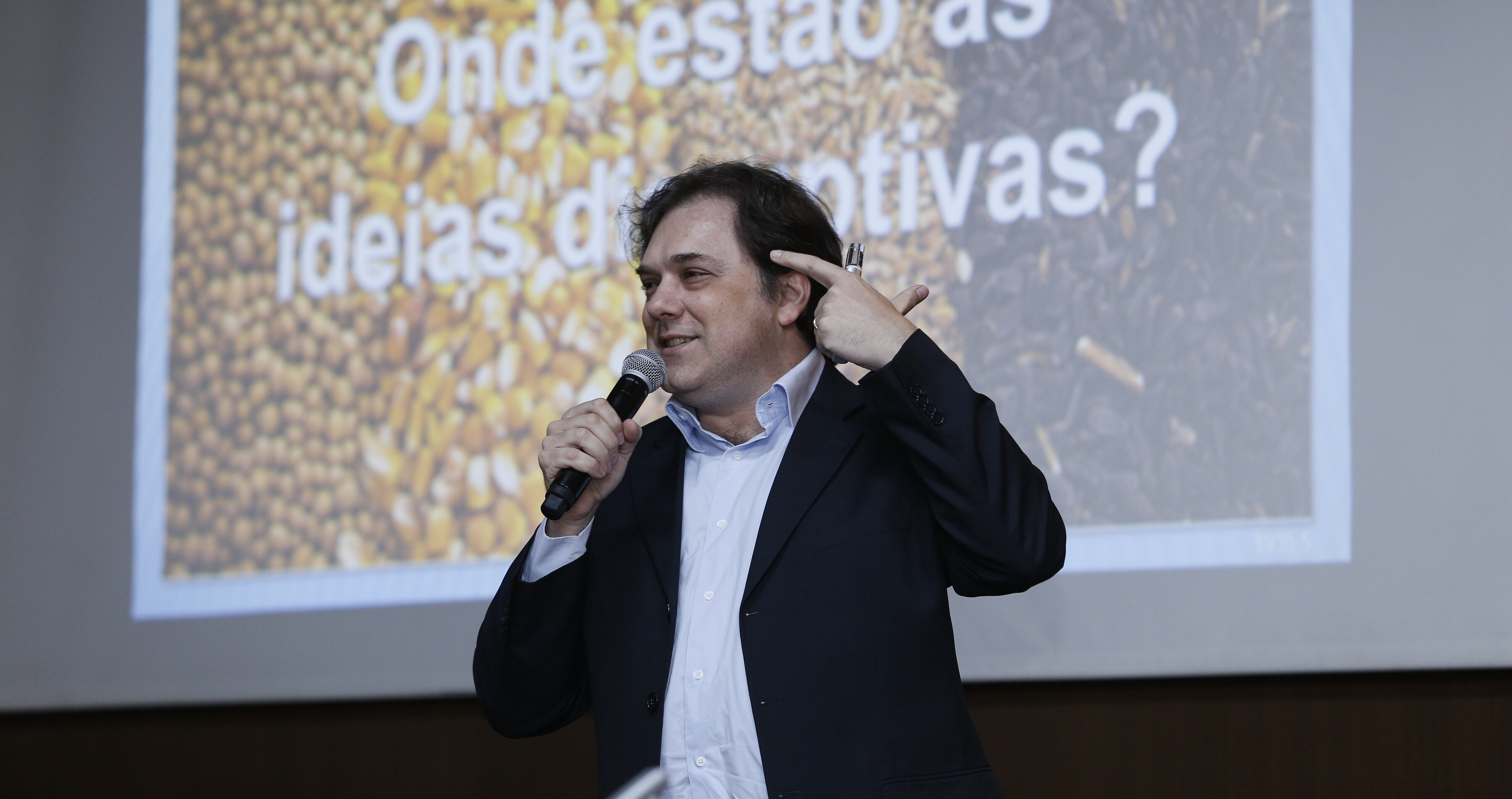 Paulo Silvestre durante apresentação no palco do auditório escola americana no mackenzie