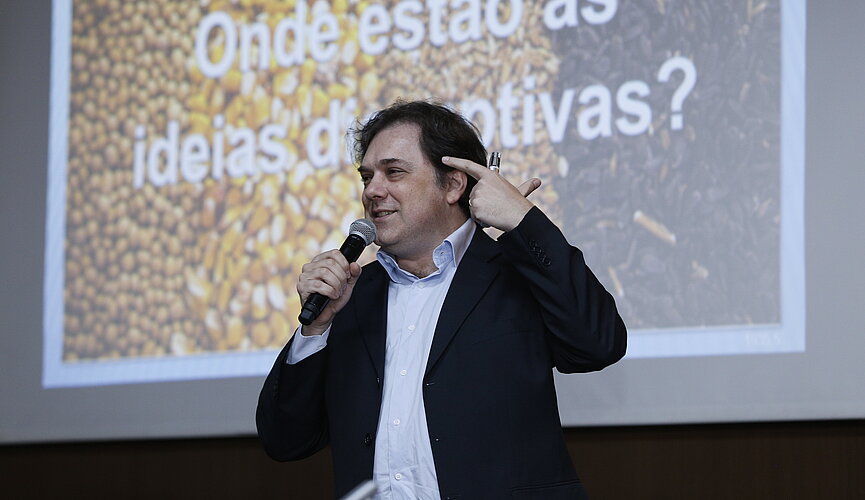 Paulo Silvestre durante apresentação no palco do auditório escola americana no mackenzie