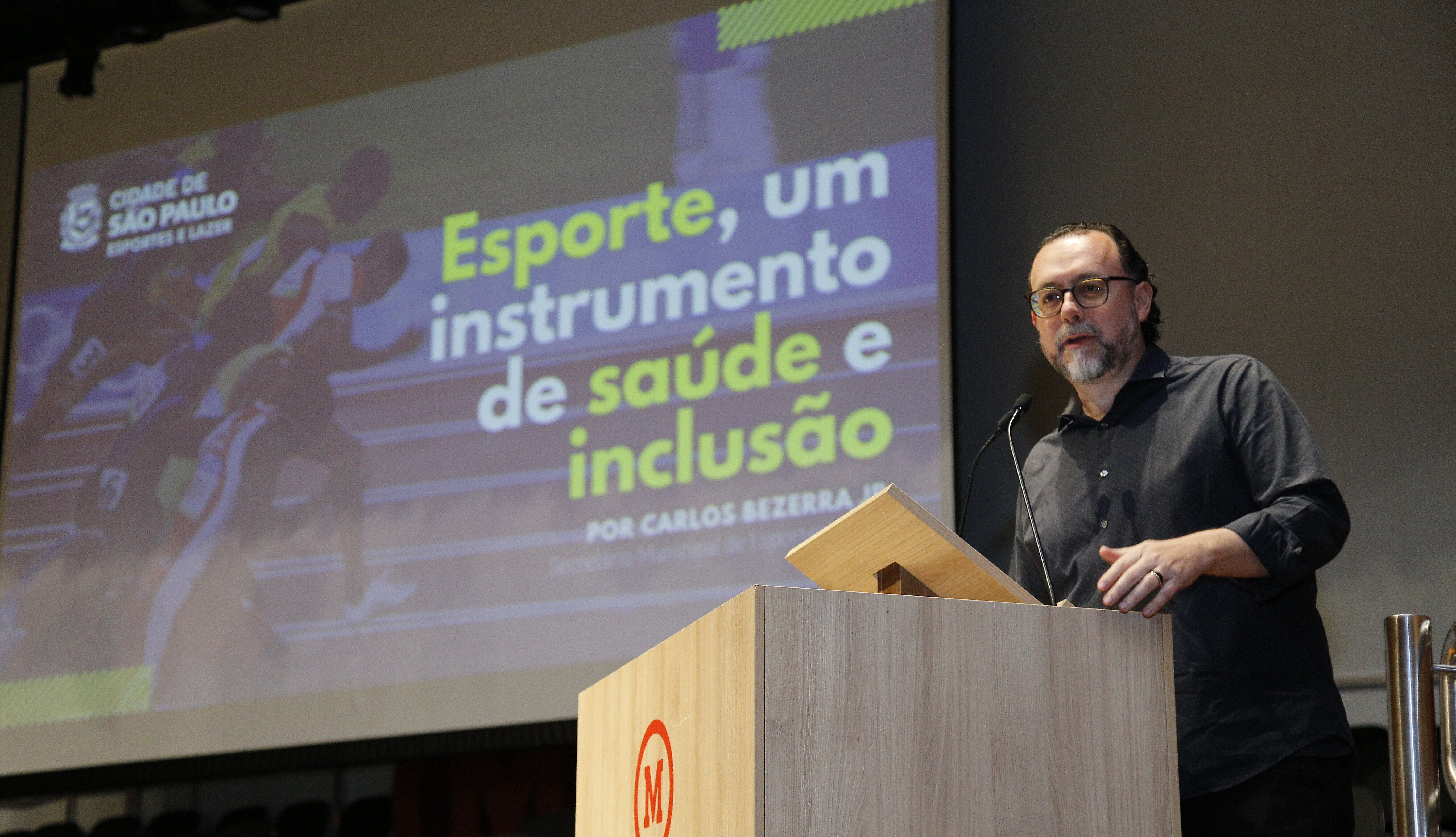 Homem palestrando em um púlpito