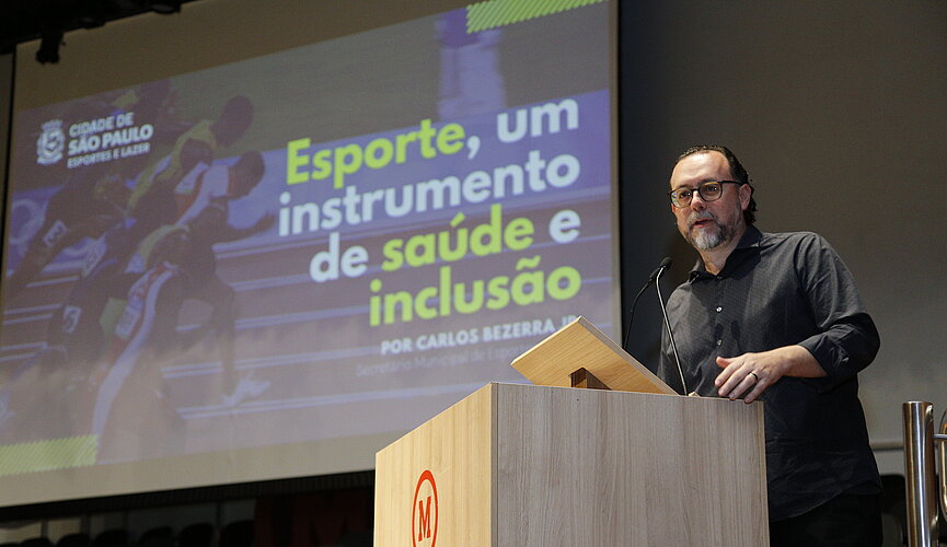 Homem palestrando em um púlpito