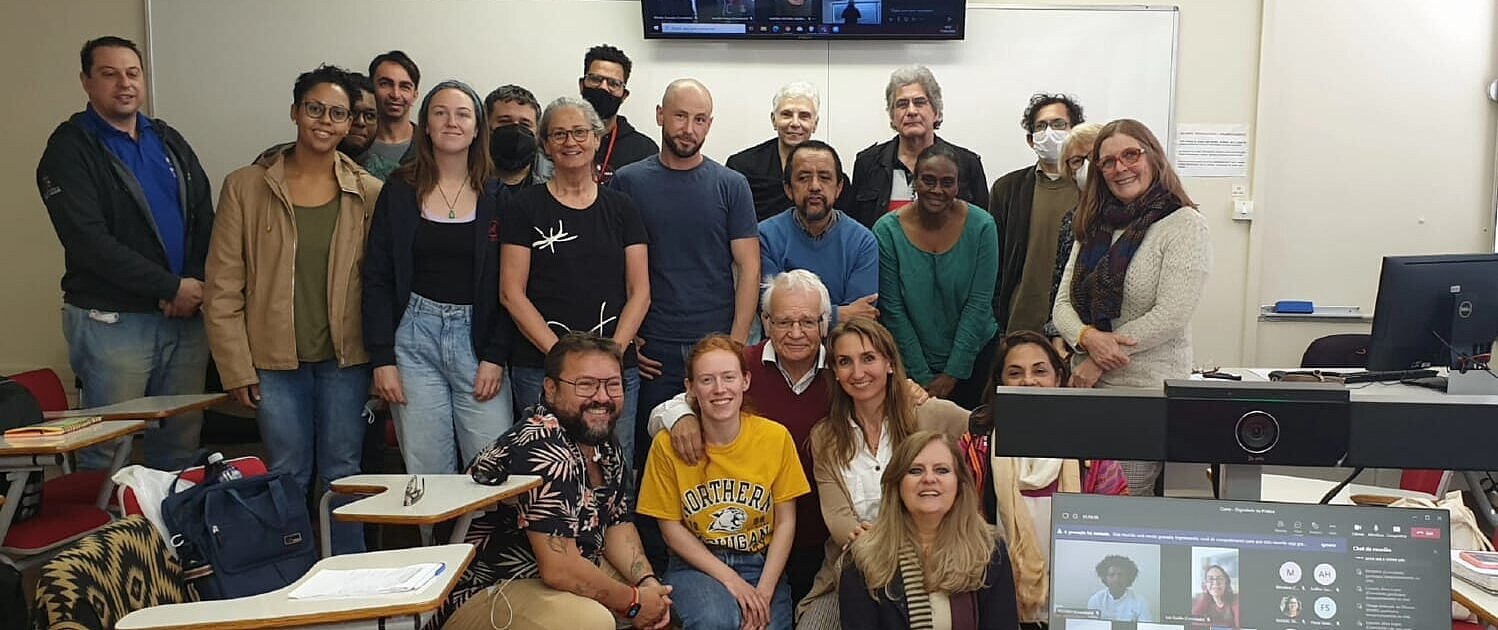 Foto com mackenzistas e a comitiva alemã em oficina do Mackenzie.