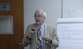 Richard Roe dando aula para a turma do curso Risk Management in Law, Business & the Stewardship of Nature’s Capital na sala de aula.