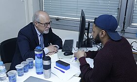 Walter Bardenwerper com o estudante Rodrigo Paixão na sala de aula.
